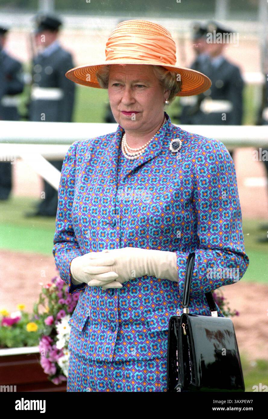 Maria Bottle (Orange Outfit) Silhouette En Carton