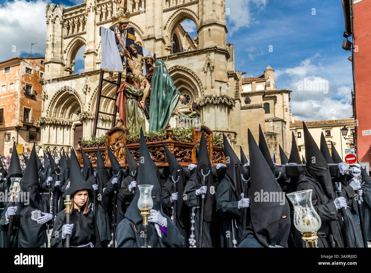 Karfreitagsprozession At Calvary in Cuenca. Muy Ilustre y Venerable Hermandad del Santísimo Cristo de la Salud trägt den Paso El Descendimiento. The Descent of Jesus from the Cross. Plaza Mayor, Cuenca, Castilla-La Mancha, Spain Stock Photo