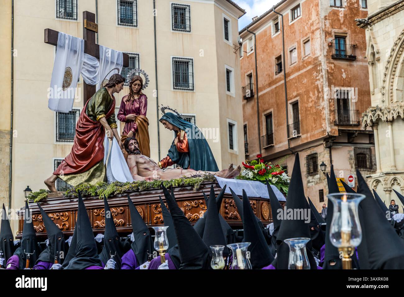 Karfreitagsprozession At Calvary in Cuenca. Paso Cristo Descendido (Vicente Martín) by the Very Illustrious and Venerable Brotherhood of the Holy Christ of Health. Christus is descended from the Cross. Plaza Mayor, Cuenca, Castilla-La Mancha, Spain Stock Photo