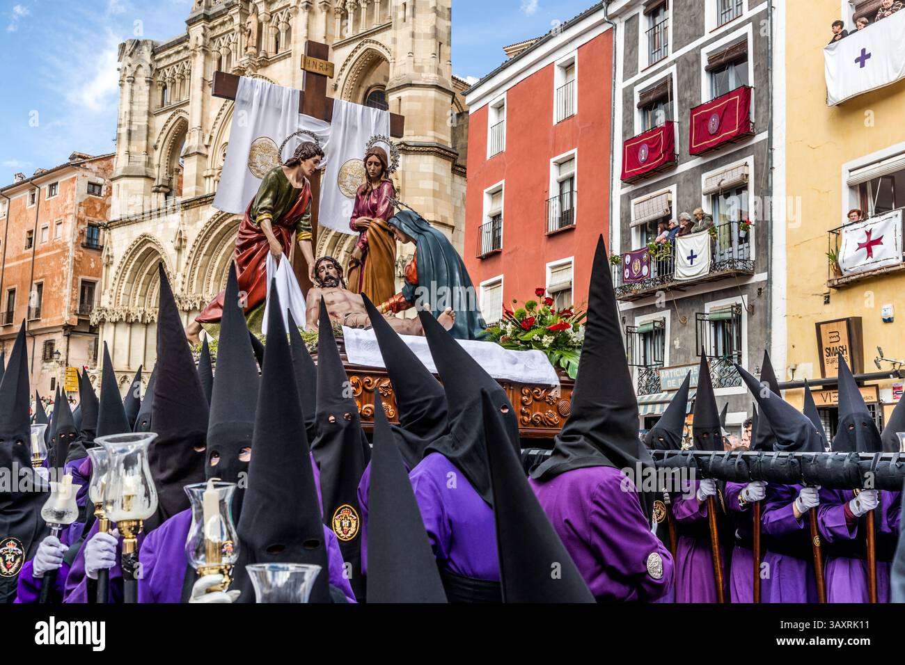 Karfreitagsprozession At Calvary in Cuenca. Paso Cristo Descendido (Vicente Martín) by the Very Illustrious and Venerable Brotherhood of the Holy Christ of Health. Christus is descended from the Cross. Plaza Mayor, Cuenca, Castilla-La Mancha, Spain Stock Photo