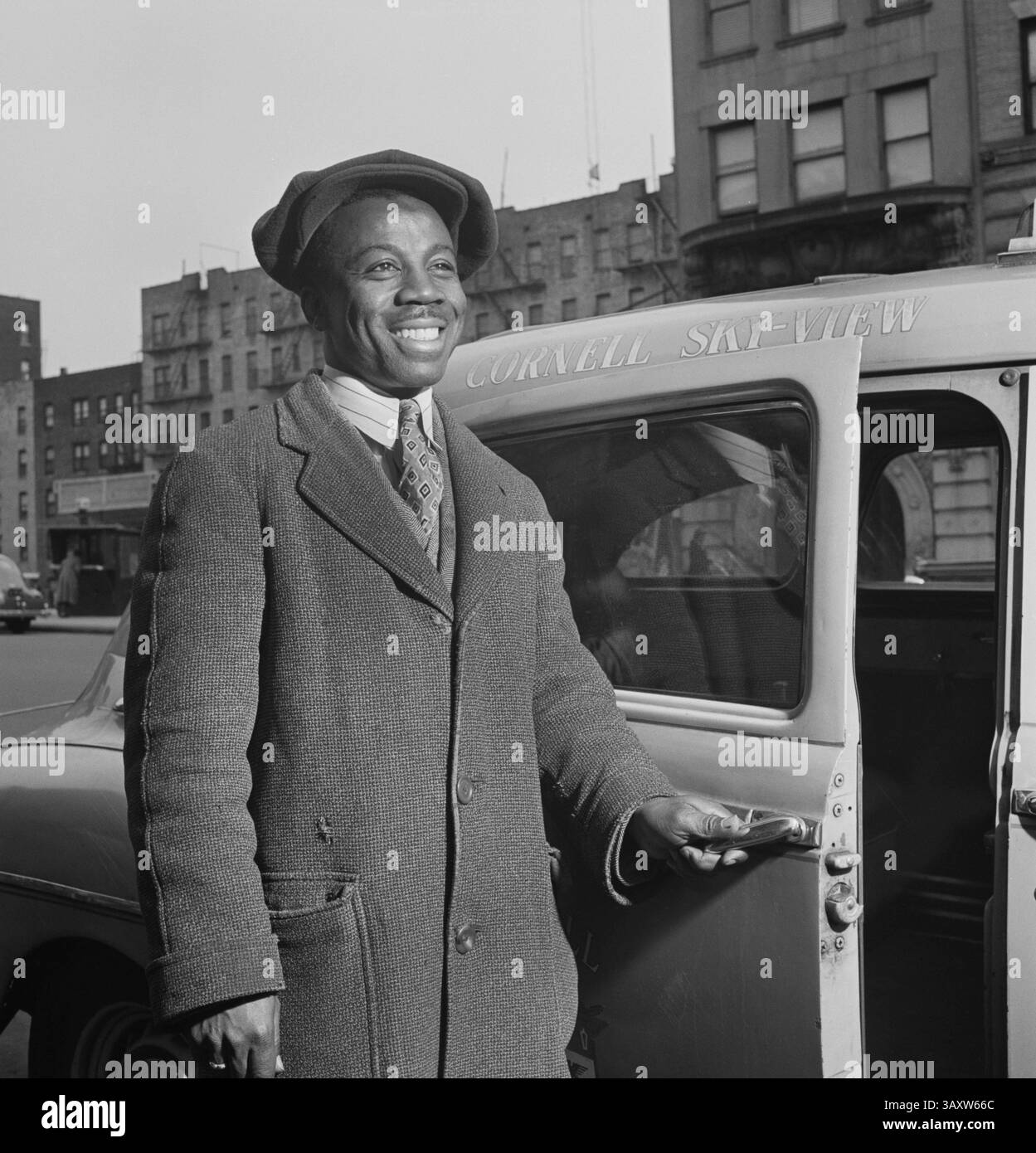 July 12, 2012 - Taxi Driver Opening Door, New York City, New York, USA, Albert Fenn for Office of War Information, July 1942 (Credit Image: © Circa Images/Glasshouse via ZUMA Wire) Stock Photo