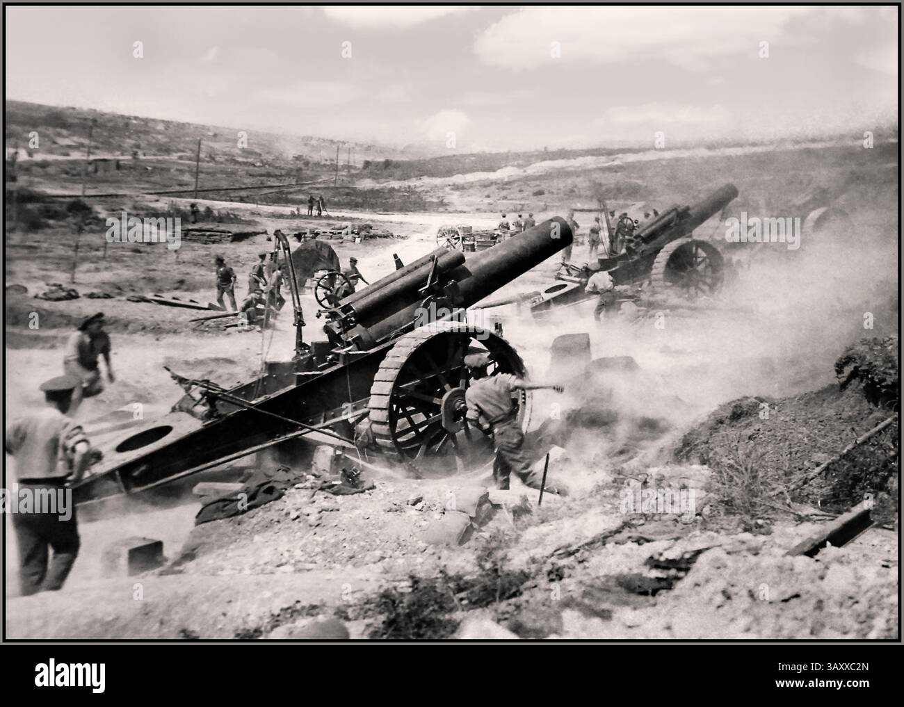 WW1 British Howitzers.  A battery of heavy howitzers ( BL 8 inch Howitzer Mk I - V) pounding the Imperial German trenches during WWI  First World War. World War One. Battle of the Somme, France. The 39th Siege Battery artillery in action in the Fricourt-Mametz Valley. France Stock Photo
