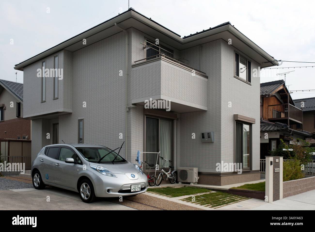Japan Middle Class Japan 2 story house hi-res stock photography and images - Alamy