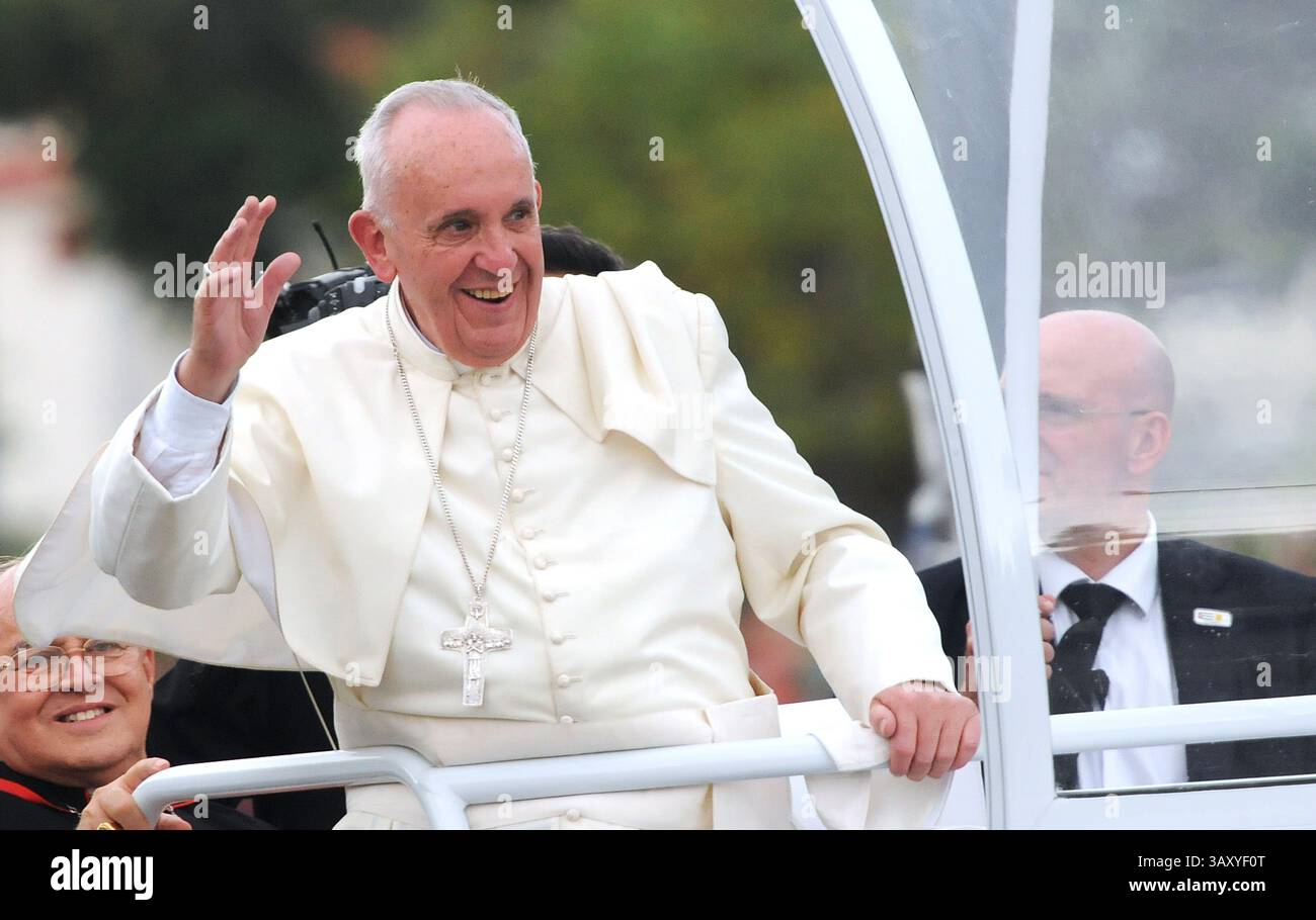 Havana, Cuba. 19th Sep, 2015. Pope Francis waves to supporters from the