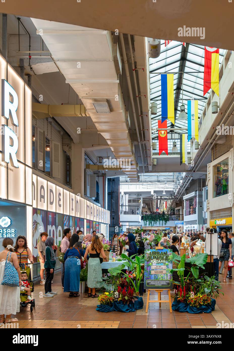 Bustling interior space hi-res stock photography and images - Alamy