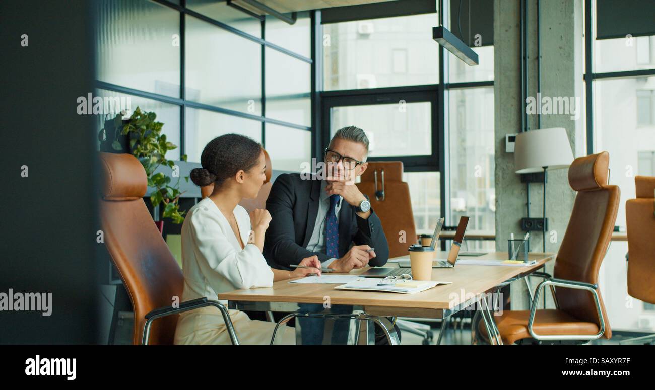 Explaining discussion hi-res stock photography and images - Alamy