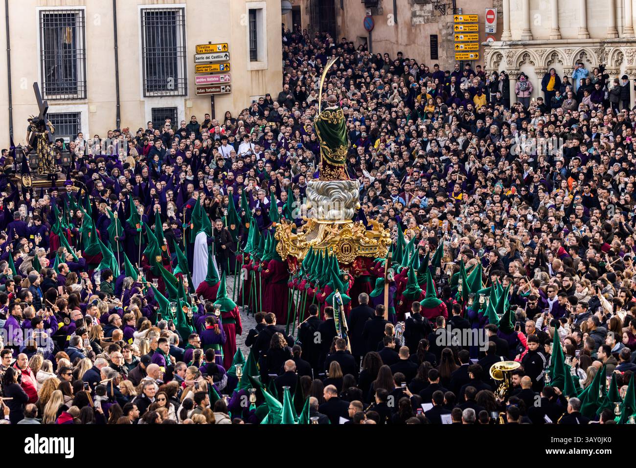 The Hermandad de San Juan Evangelista carries the Paso Jesús Nazareno through Cuenca on the Good Friday procession Camino del Calvario (Las Turbas). Calle de Alfonso VIII, Cuenca, Castile-La Mancha, Spain Stock Photo