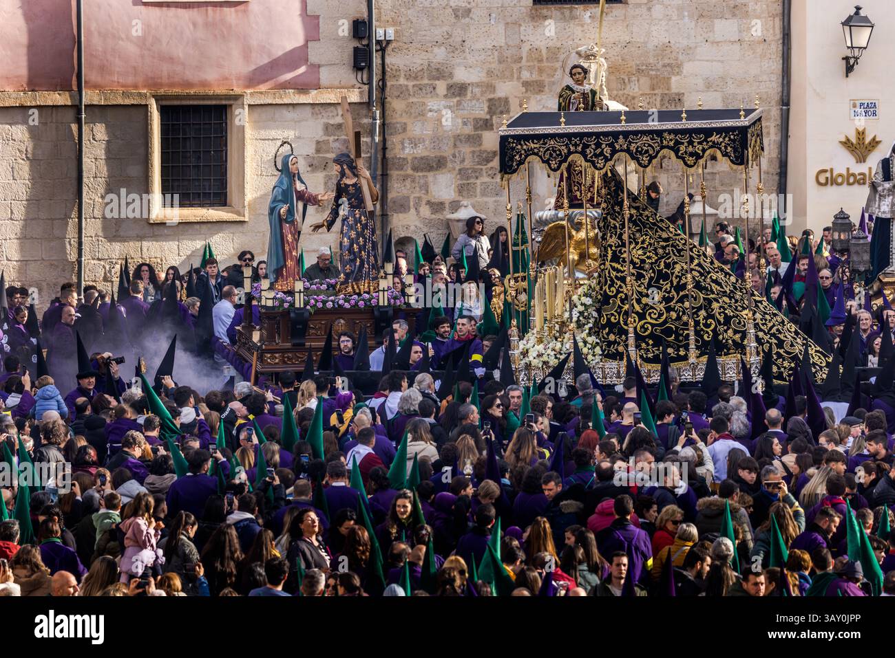 The bearers (costaleros) of two pasos take a break halfway through the Good Friday procession in the Plaza Mayor of Cuenca. Calle de Alfonso VIII, Cuenca, Castile-La Mancha, Spain Stock Photo