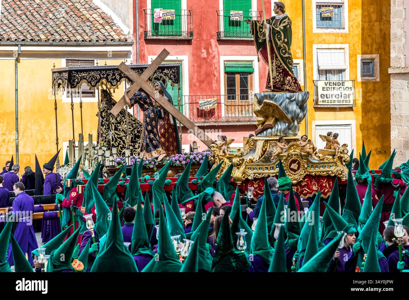 The bearers (costaleros) of three pasos take a break halfway through the Good Friday procession in the Plaza Mayor of Cuenca. Calle de Severo Catalina, Cuenca, Castile-La Mancha, Spain Stock Photo