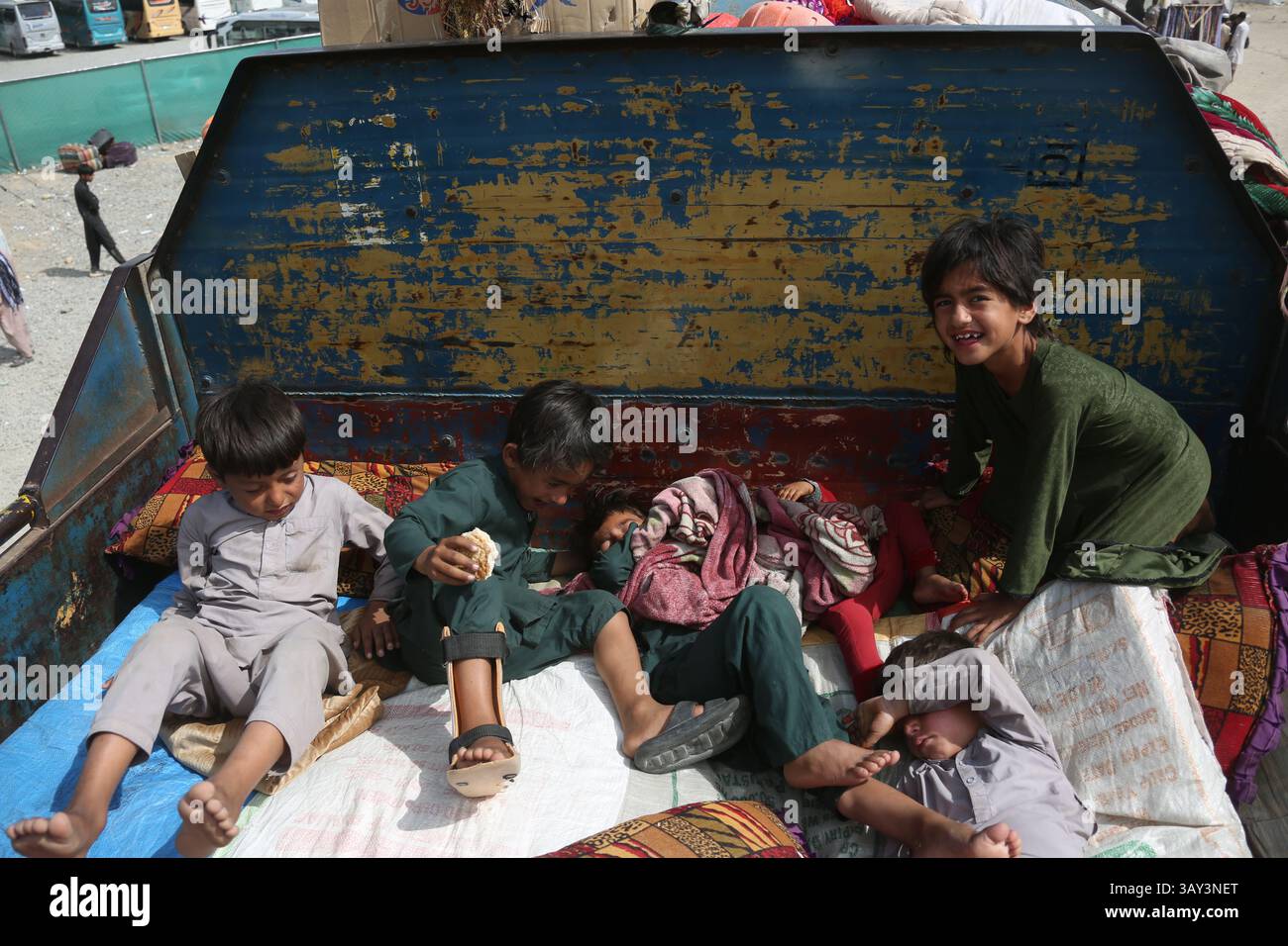 Afghan refugee in pakistan hi-res stock photography and images