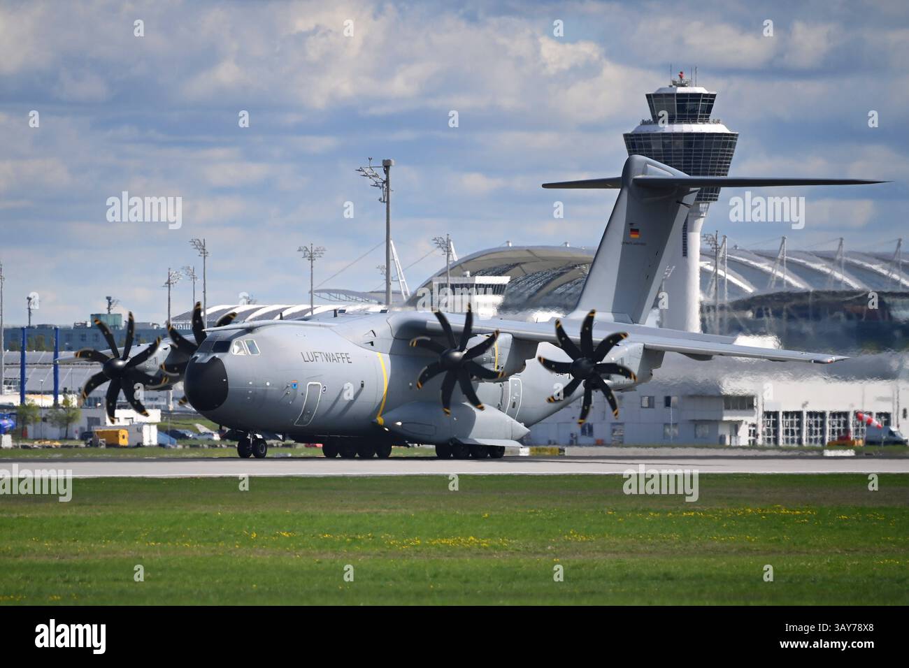 Airbus A400 M Atlas der Luftwaffe nach der Landung am Flughafen …