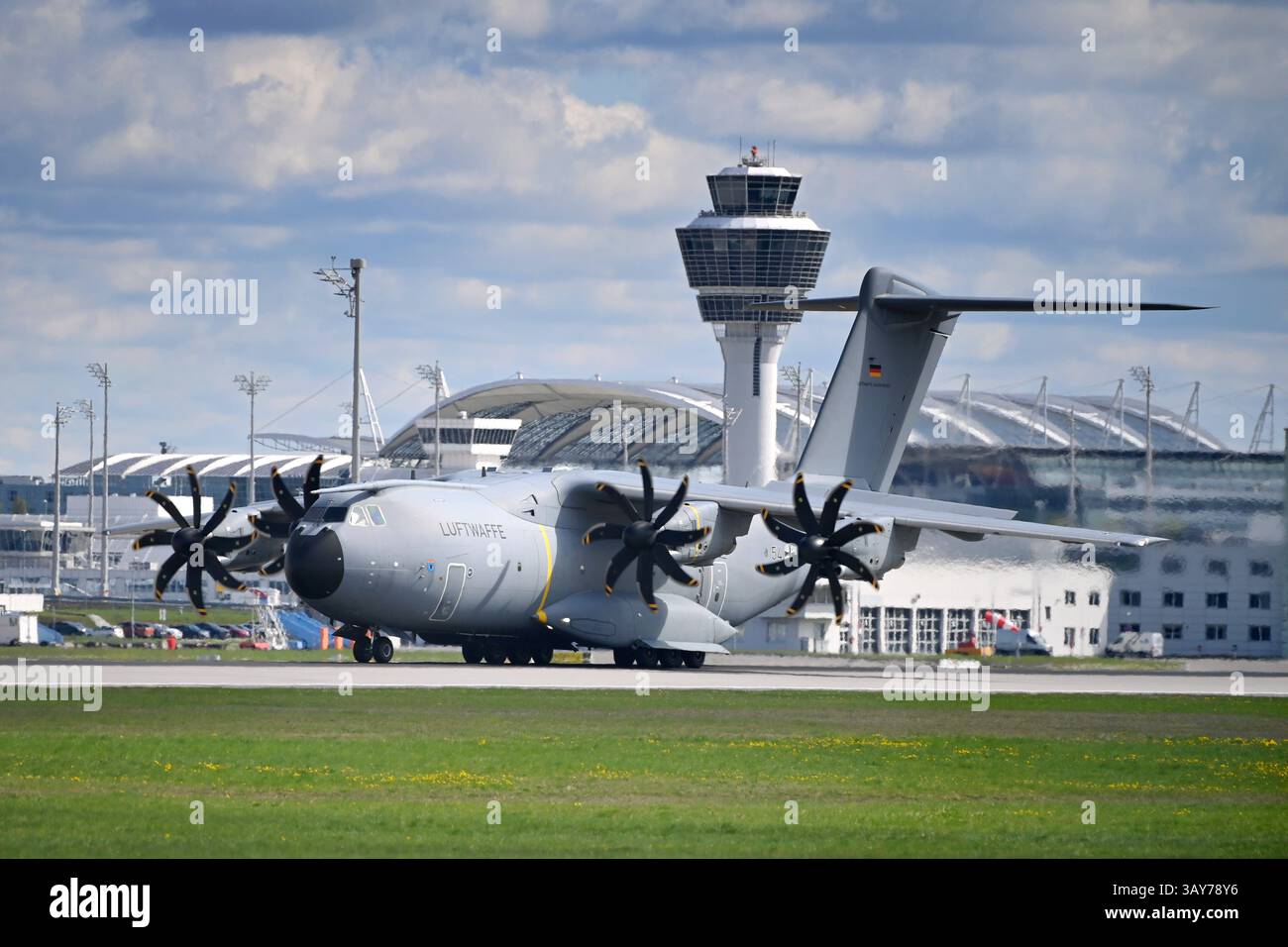 Airbus A400 M Atlas der Luftwaffe nach der Landung am Flughafen F…