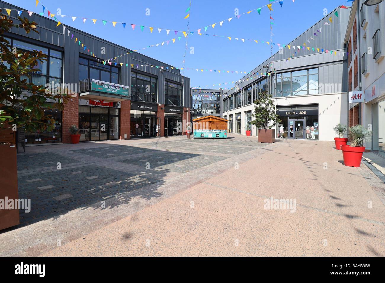 Arcades rouge hi-res stock photography and images - Alamy