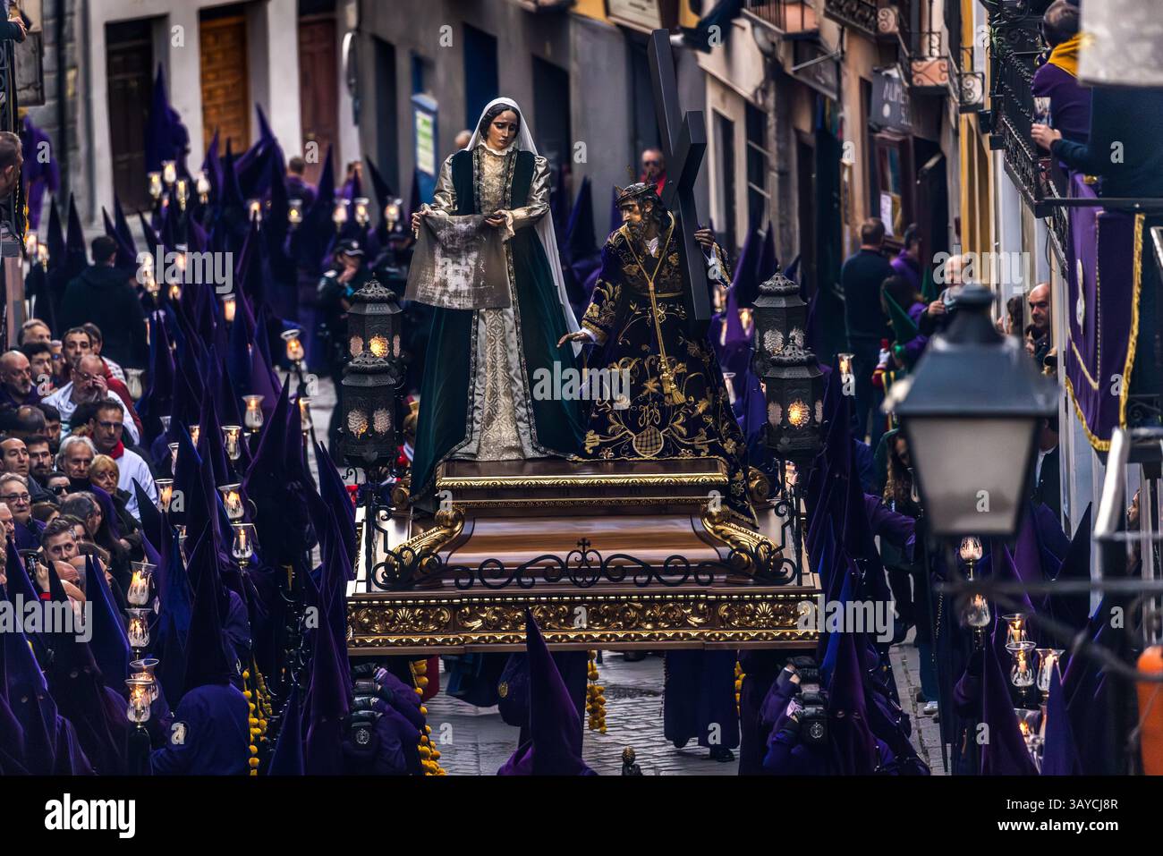 The Hermandad de la Verónica carries the Paso La Verónica (the woman who gives Jesus the facecloth) during the Good Friday procession in Cuenca. Plaza Mayor, Cuenca, Castilla-La Mancha, Spain Stock Photo