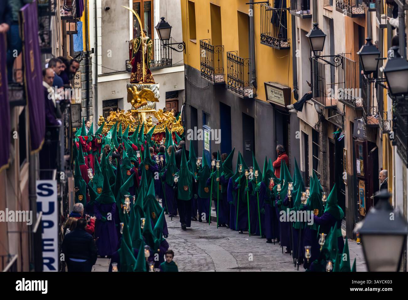 The Hermandad de San Juan Evangelista carries the Paso Jesús Nazareno through Cuenca on the Good Friday procession Camino del Calvario (Las Turbas). Bajada San Miguel, Cuenca, Castilla-La Mancha, Spain Stock Photo