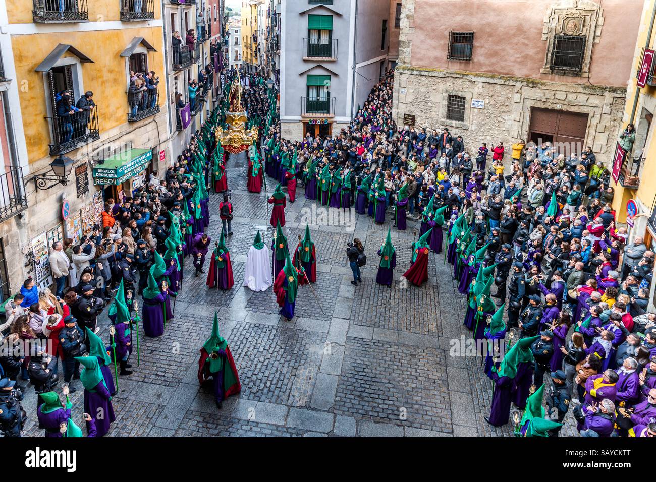 The Hermandad de San Juan Evangelista carries the Paso Jesús Nazareno through Cuenca on the Good Friday procession Camino del Calvario (Las Turbas). Calle del Fuero, Cuenca, Castilla-La Mancha, Spain Stock Photo