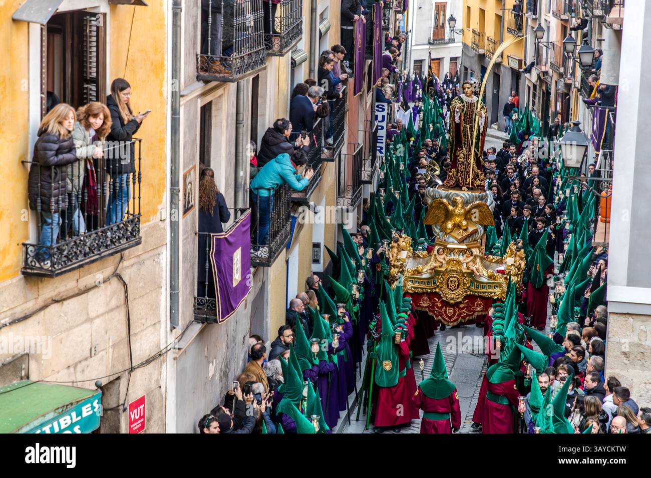 The Hermandad de San Juan Evangelista carries the Paso Jesús Nazareno through Cuenca on the Good Friday procession Camino del Calvario (Las Turbas). Calle del Fuero, Cuenca, Castilla-La Mancha, Spain Stock Photo