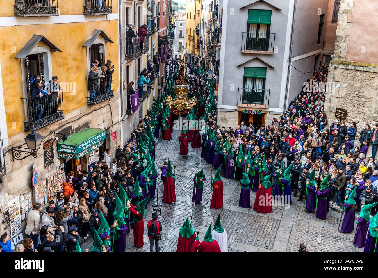 The Hermandad de San Juan Evangelista carries the Paso Jesús Nazareno through Cuenca on the Good Friday procession Camino del Calvario (Las Turbas). Calle del Fuero, Cuenca, Castilla-La Mancha, Spain Stock Photo
