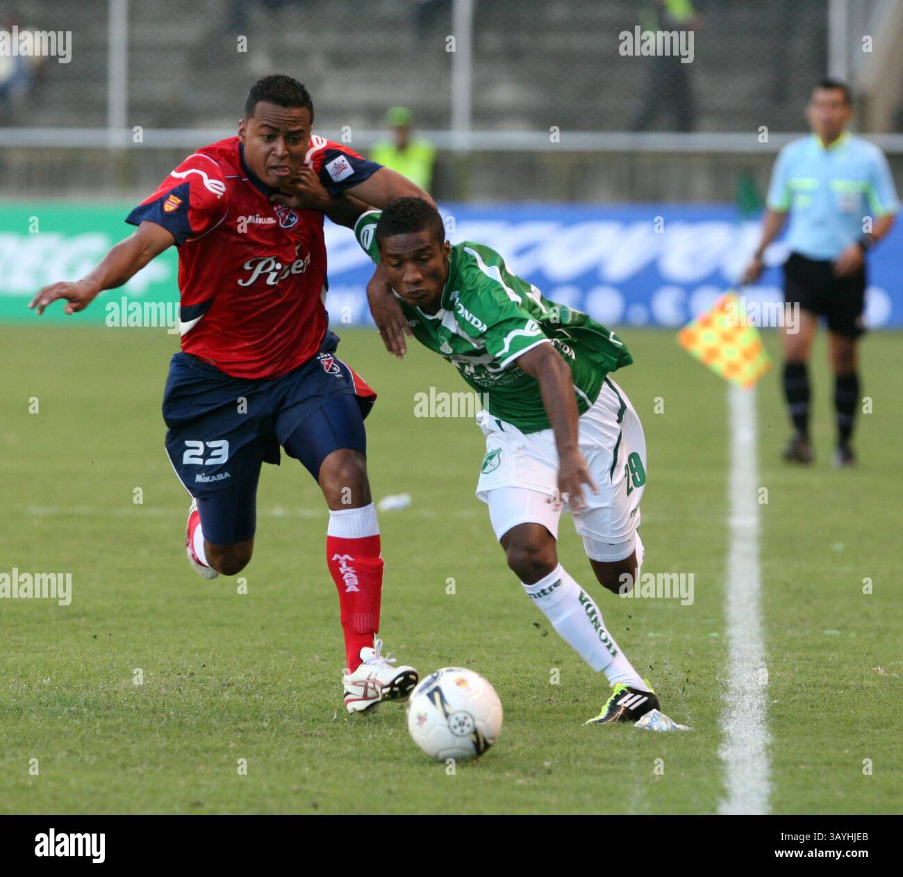 Jugador de fútbol contra el fondo: vector de stock (libre de regalías)  1922847023 | Shutterstock, image size:1300x1262