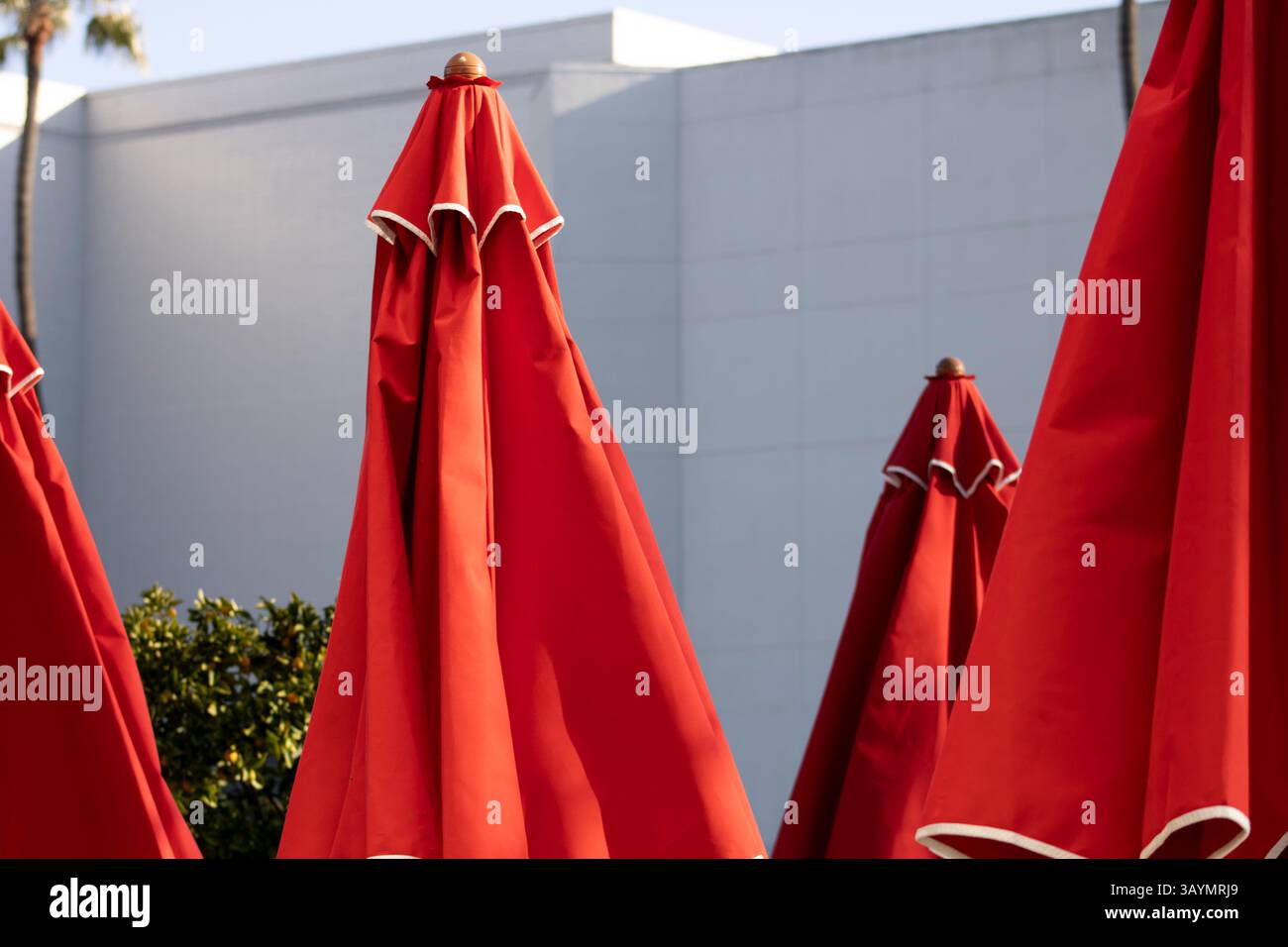 red bistro table umbrellas Stock Photo - Alamy
