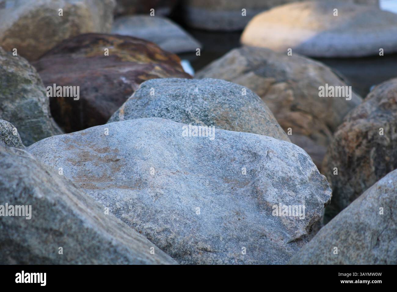 Waterside sedimentary rocks hi-res stock photography and images - Alamy