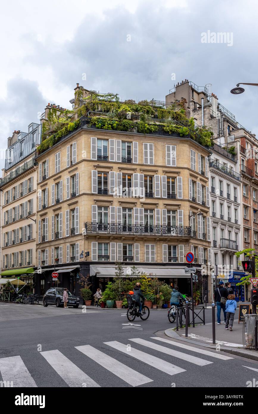 View of Beautiful rooftop garden in the 6th arrondissement of Paris Stock Photo ...