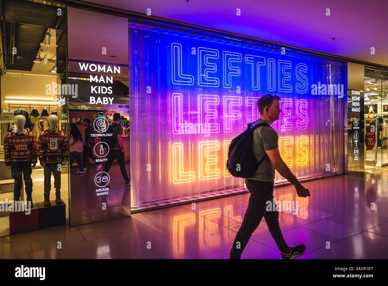 Image of the Lefties store in a brightly lit shopping center Stock ...