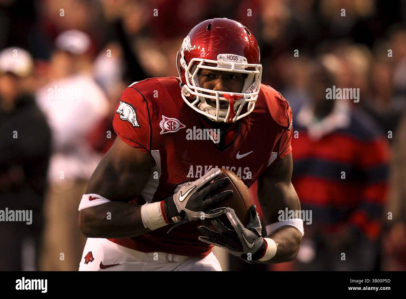 Oct 30, 2010: Arkansas tight end Chris Gragg #80 turns and looks up ...