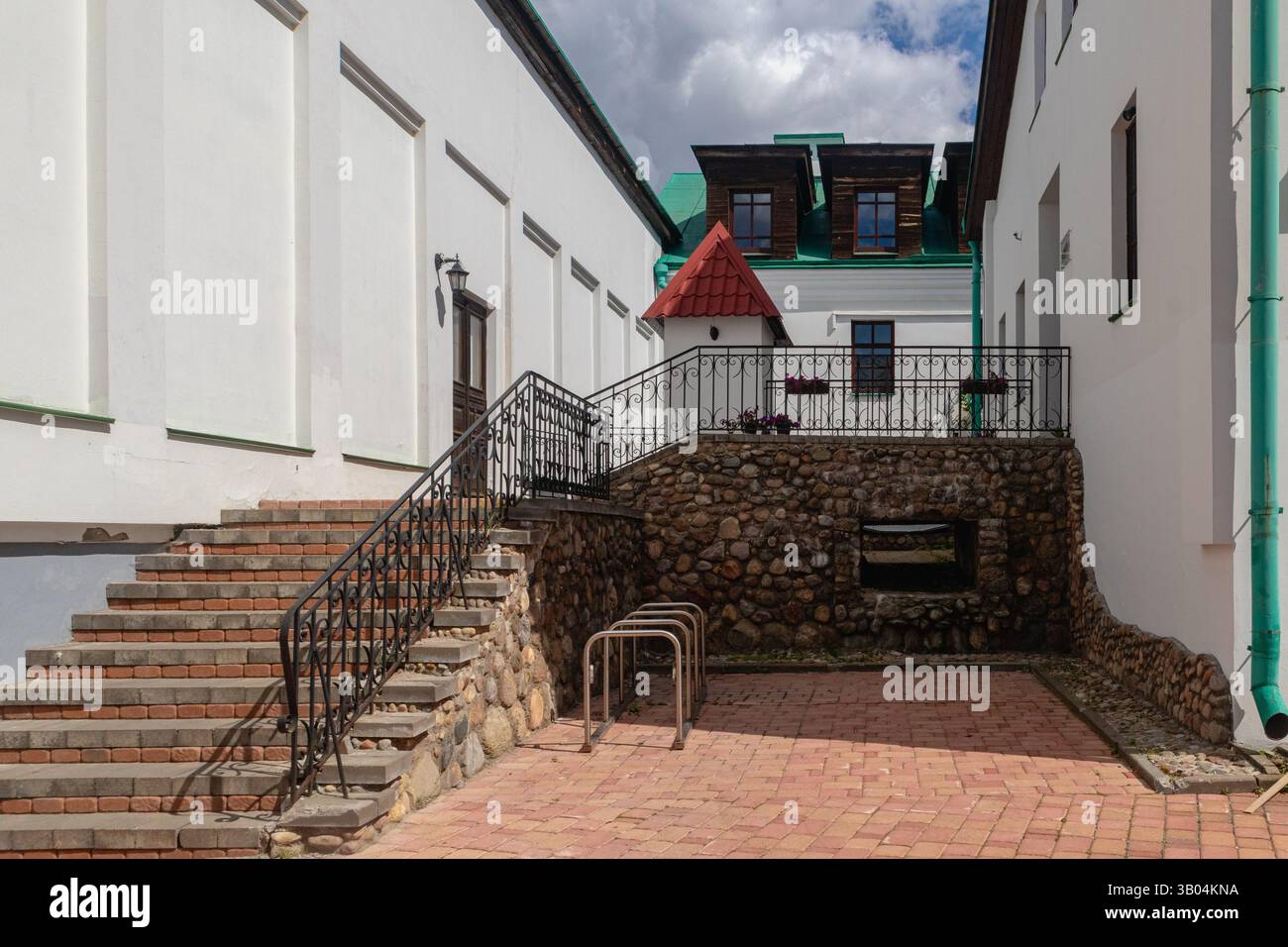 Medieval courtyard houses in hi-res stock photography and images - Alamy