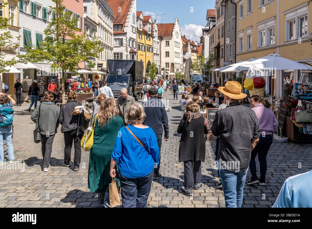 Shopping in der Lindauer Altstadt, April 2025 Deutschland, München, April 2025, Shopping in der Lindauer Altstadt, viele Lindauer und Touristen genießen den schlnen Frühlingstag in der Innenstadt, Sonnenschein, Einzelhandel, Wirtschaft, Frühling, Bayern, *** Shopping in Lindaus old town, April 2025 Germany, Munich, April 2025, Shopping in Lindaus old town, many Lindau residents and tourists enjoy the beautiful spring day in the city center, sunshine, retail, economy, spring, Bavaria, Stock Photo