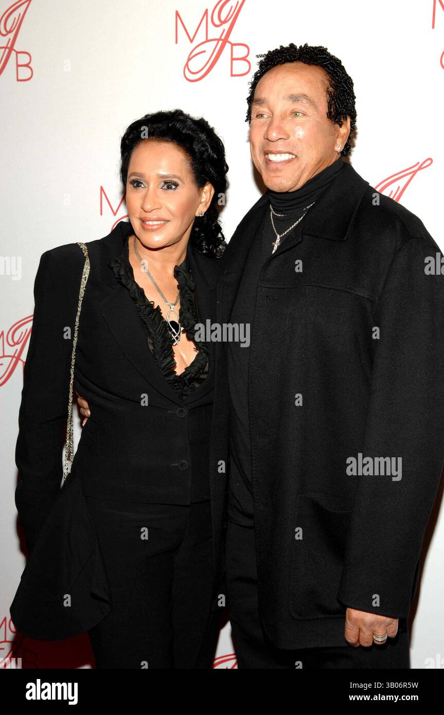 Feb. 10, 2007 - Hollywood, California, U.S. - K51672DL.CELEBRATE MARY J BLIGE HOSTED BY JADA PINKETT SMITH.BOULEVARD 3, HOLLYWOOD CA. 2-9-07.  -   2007.IMAGE: SMOKEY ROBINSON,WIFE(Credit Image: © Dave Longendyke/Globe Photos/ZUMAPRESS.com) Stock Photo