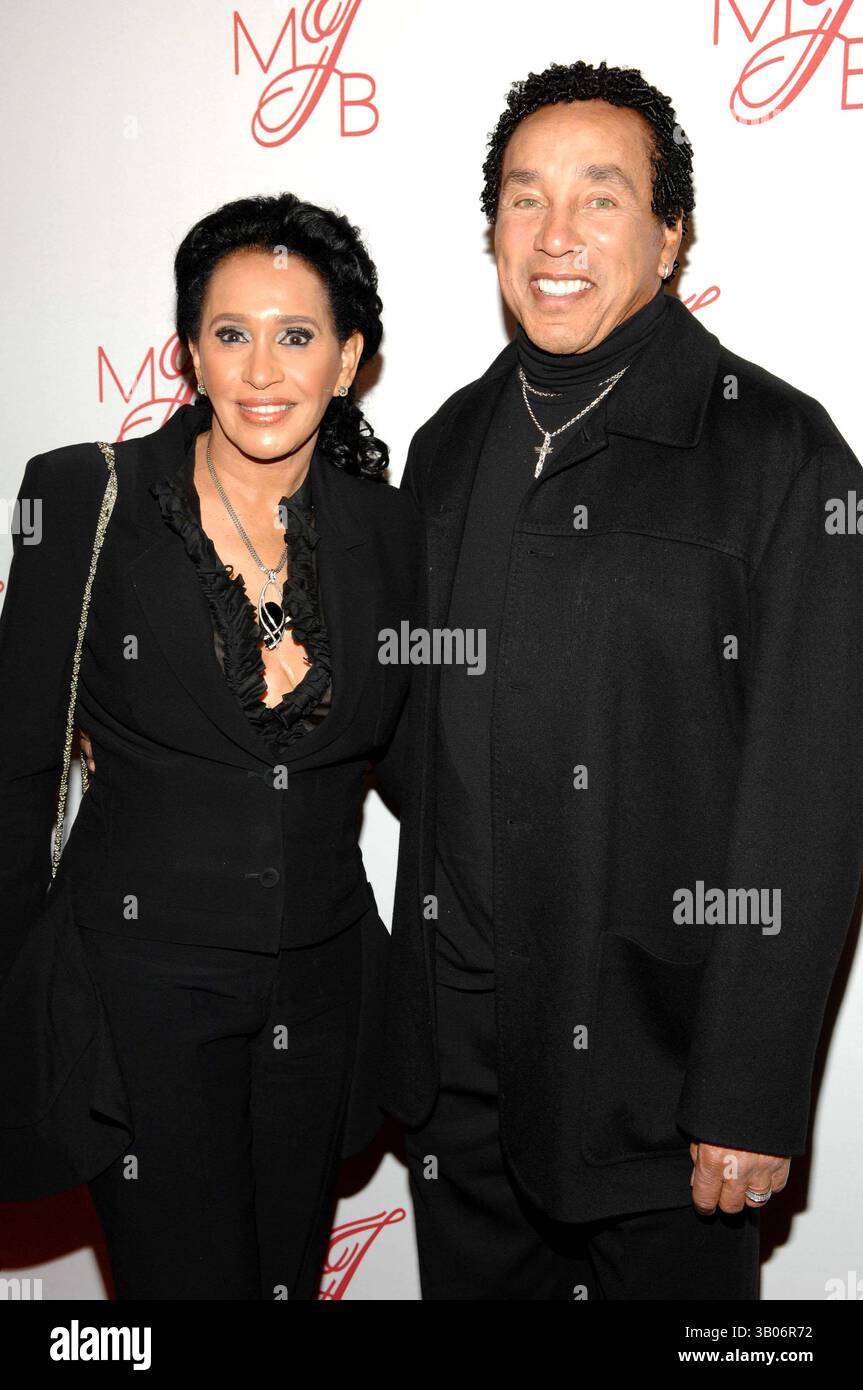 Feb. 10, 2007 - Hollywood, California, U.S. - K51672DL.CELEBRATE MARY J BLIGE HOSTED BY JADA PINKETT SMITH.BOULEVARD 3, HOLLYWOOD CA. 2-9-07.  -   2007.IMAGE: SMOKEY ROBINSON,WIFE(Credit Image: © Dave Longendyke/Globe Photos/ZUMAPRESS.com) Stock Photo