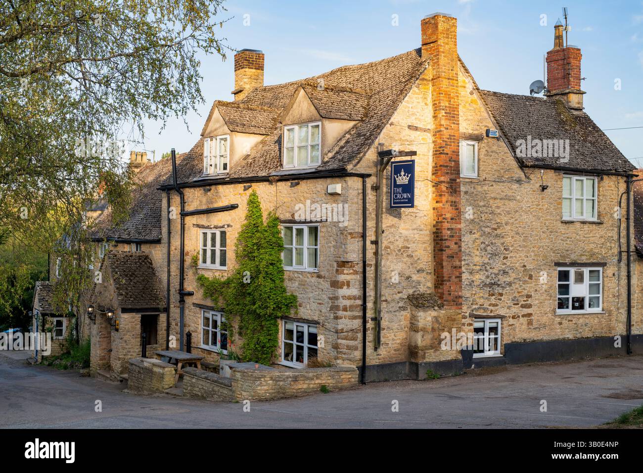 The Crown pub in the early spring morning. Church Enstone, Cotswolds, Oxfordshire, England Stock Photo