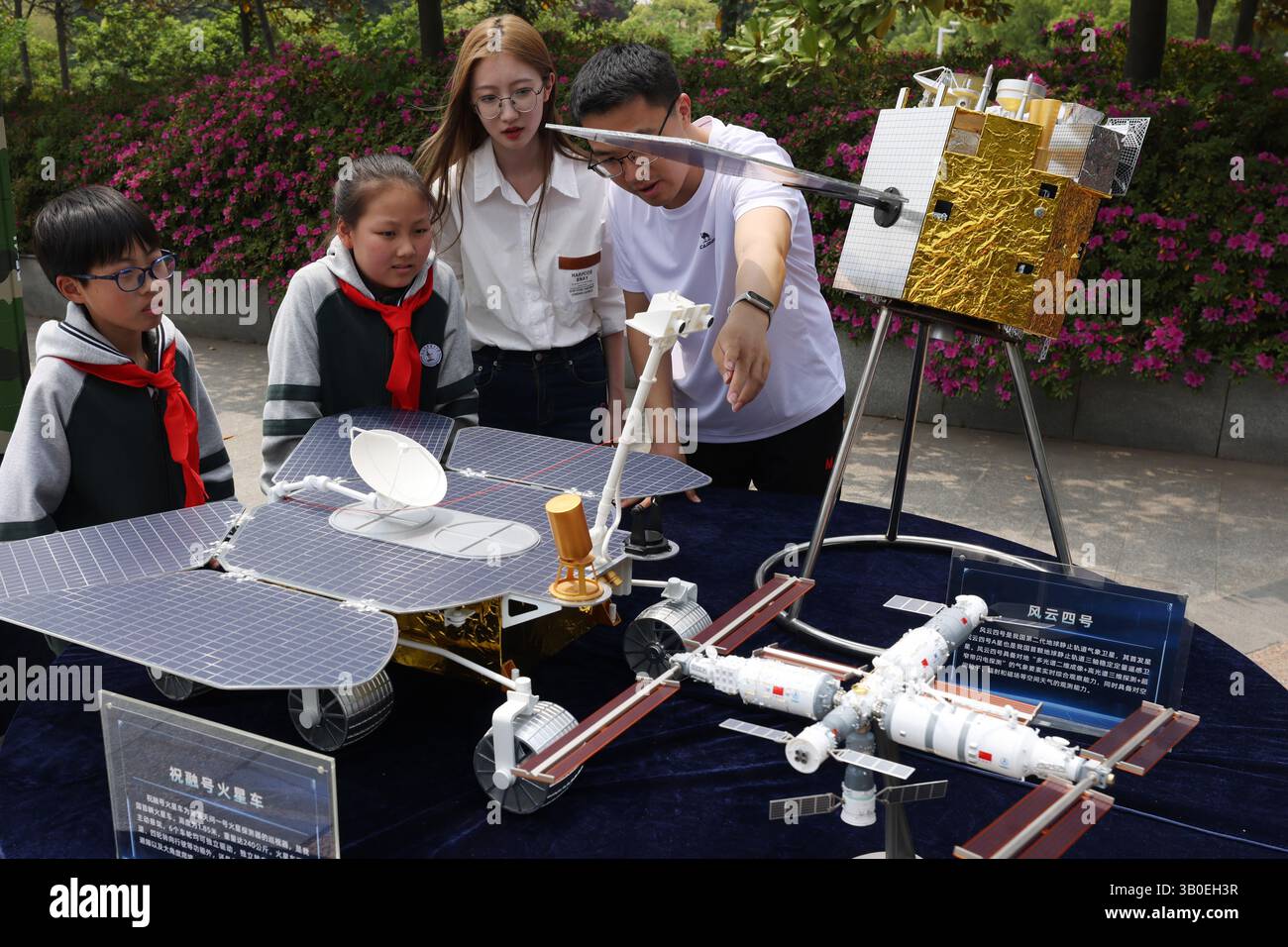 College students introduce the models including the Fengyun-4 satellite ...