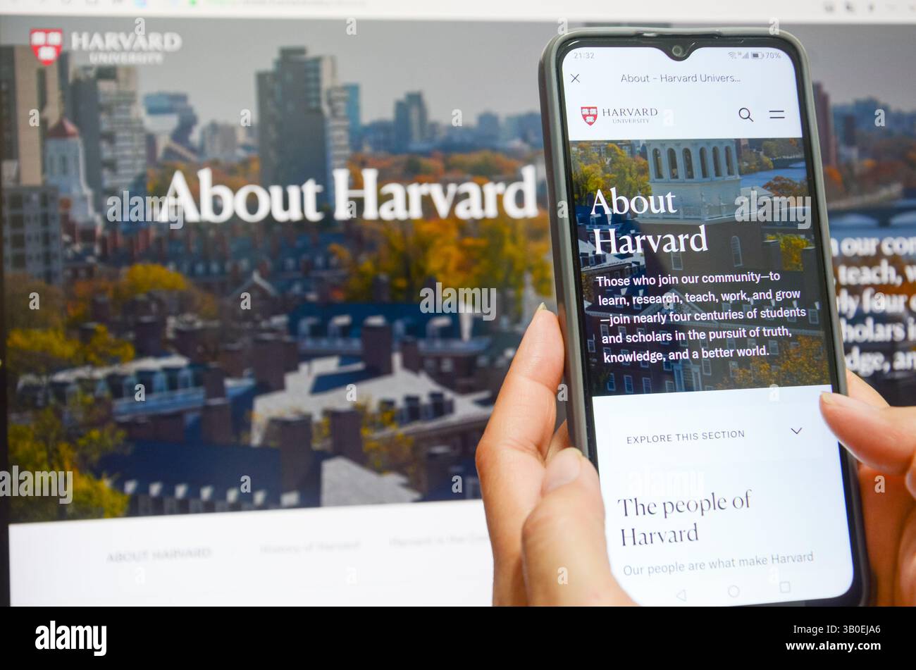 Jiangmen,Guangdong,China.22nd April,2025.Chinese female uses smartphone to watch news about Harvard University.Harvard sued Trump administration on Ap Stock Photo