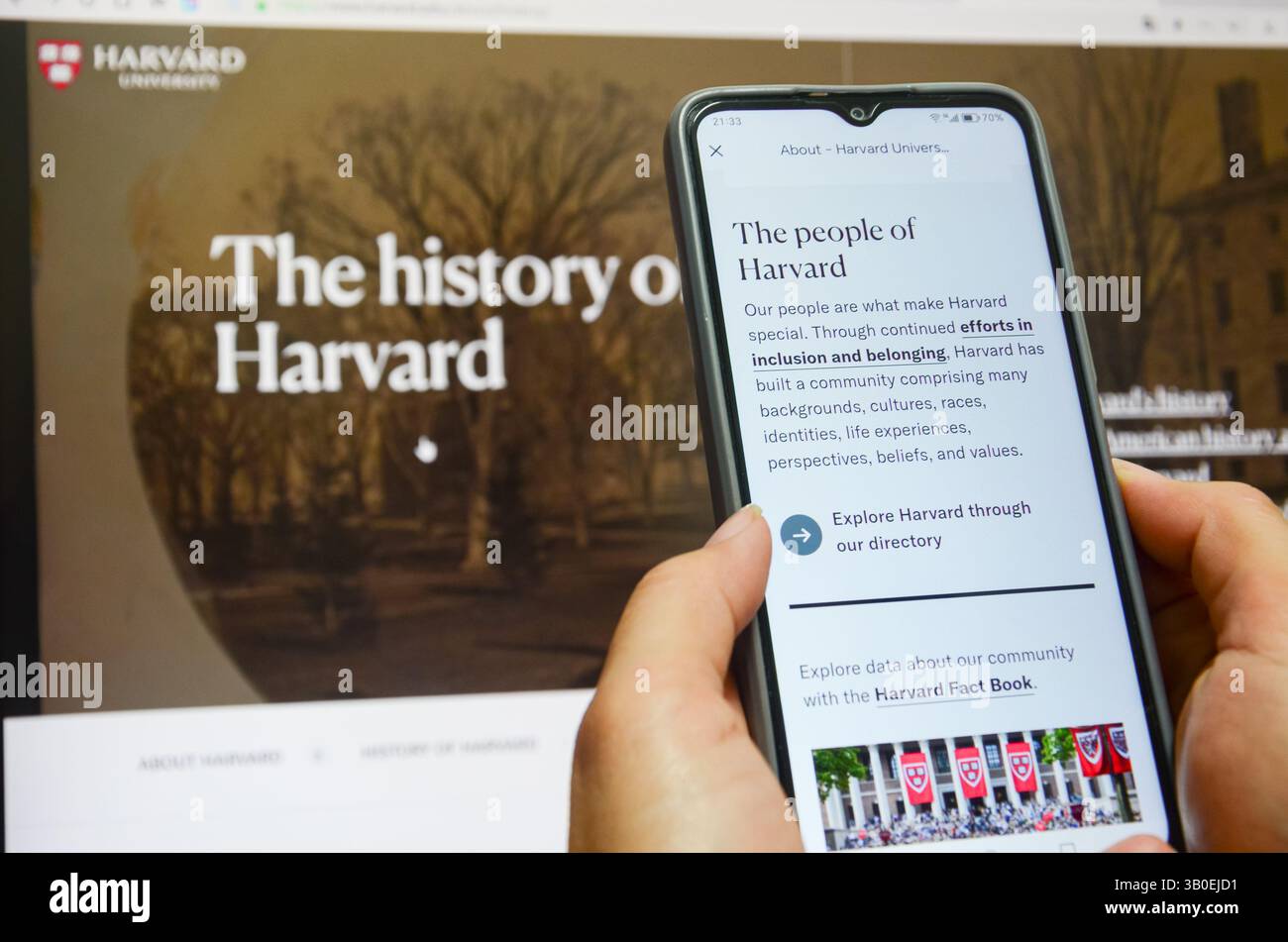 Jiangmen,Guangdong,China.22nd April,2025.Chinese female uses smartphone to watch news about Harvard University.Harvard sued Trump administration on Ap Stock Photo
