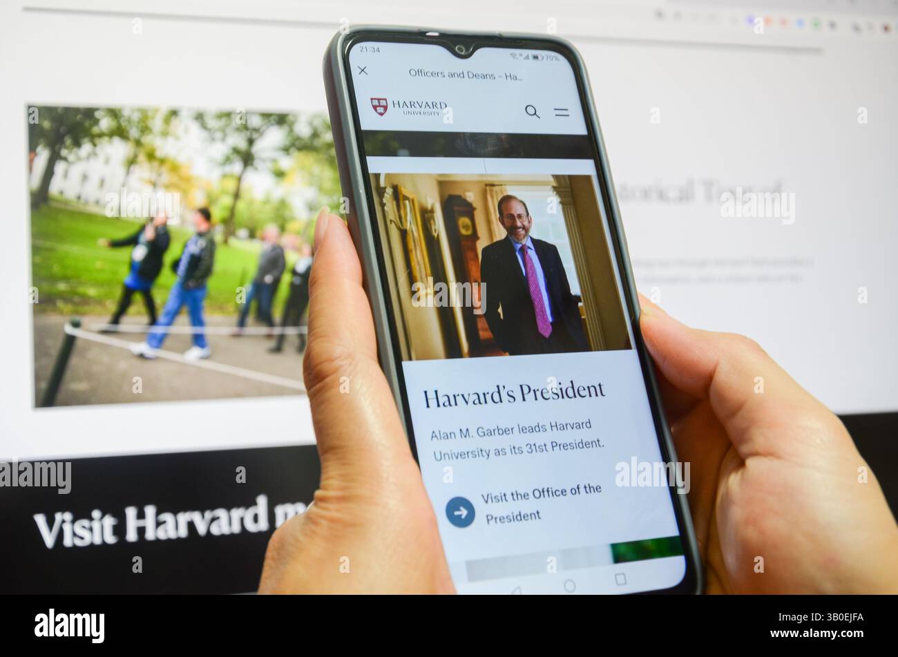 Jiangmen,Guangdong,China.22nd April,2025.Chinese female uses smartphone to watch news about Harvard University.Harvard sued Trump administration on Ap Stock Photo