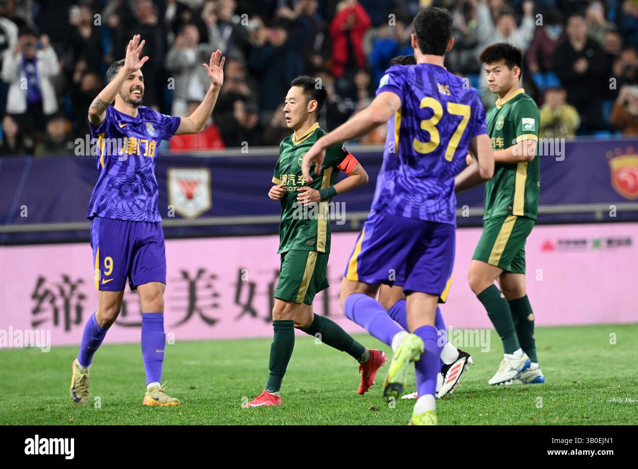 Tianjin Jinmen Tiger Football Club defeated Zhejiang Professional ...