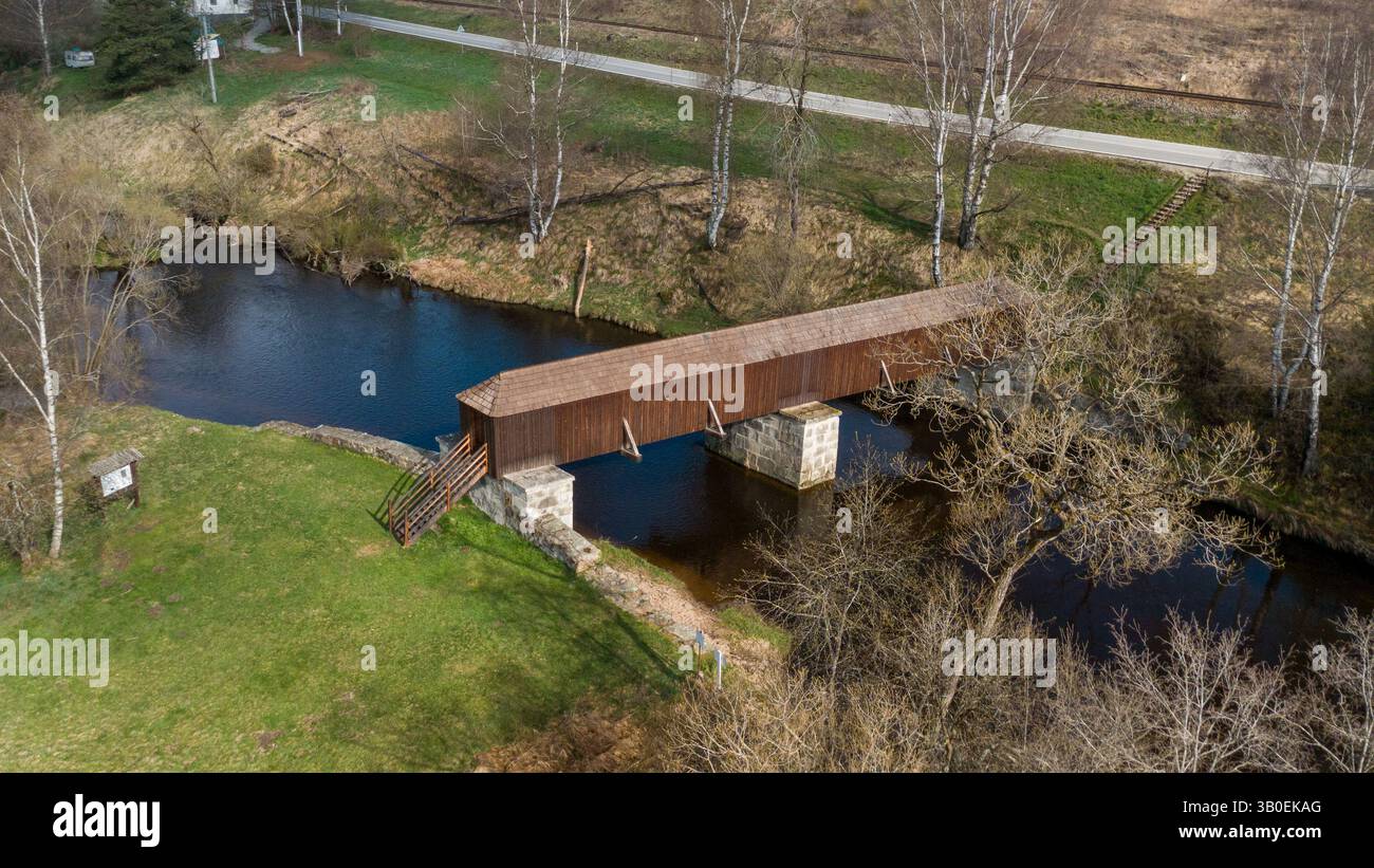 Picturesque covered wooden bridge Rechle near Lenora in the Šumava ...