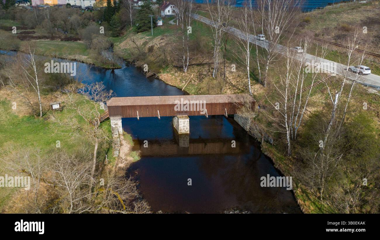 Picturesque covered wooden bridge Rechle near Lenora in the Šumava ...