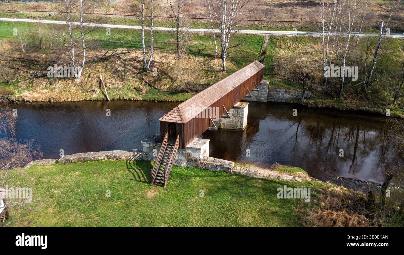 Picturesque covered wooden bridge Rechle near Lenora in the Šumava ...