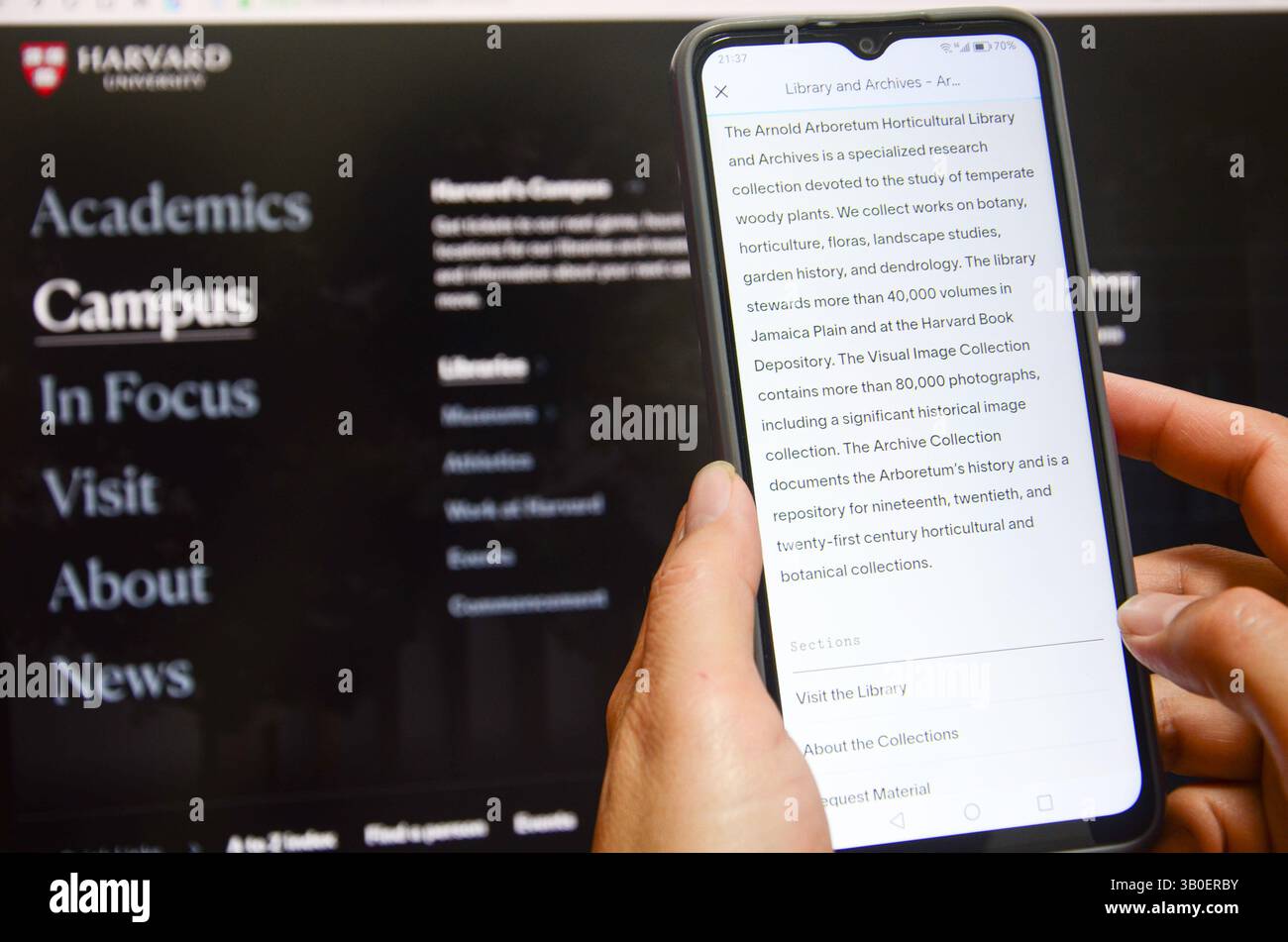 Jiangmen,Guangdong,China.22nd April,2025.Chinese female uses smartphone to watch news about Harvard University.Harvard sued Trump administration on Ap Stock Photo