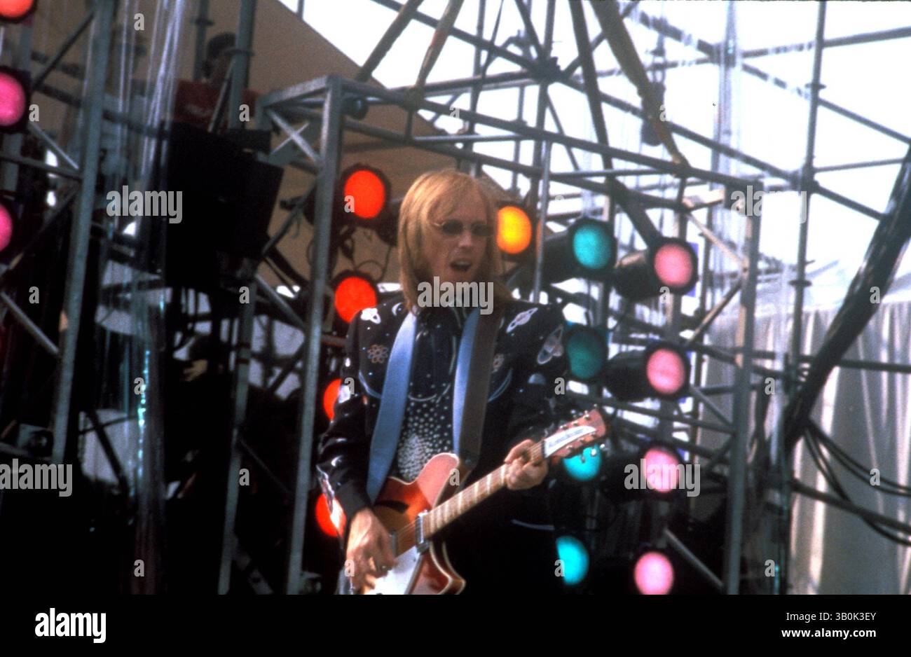 June 16, 2005 - New York, New York, U.S. - F1266.LIVE AID.VETERAN'S STADIUM PHILADELPHIA 07-13-1985.  -   TOM PETTY(Credit Image: © John Barrett/Globe Photos/ZUMAPRESS.com) Stock Photo
