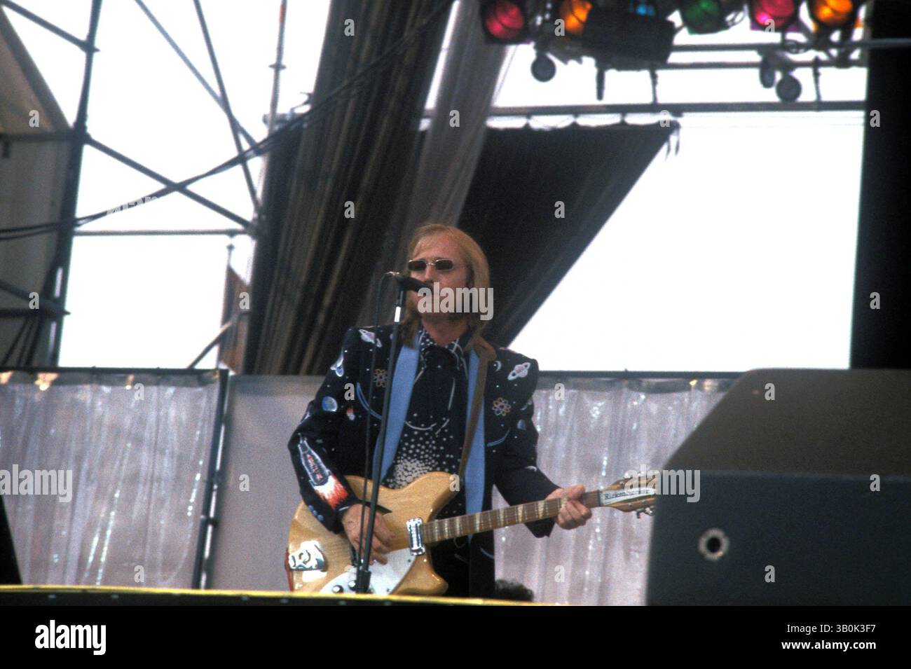 June 16, 2005 - New York, New York, U.S. - F1266.LIVE AID.VETERAN'S STADIUM PHILADELPHIA 07-13-1985.  -   TOM PETTY(Credit Image: © John Barrett/Globe Photos/ZUMAPRESS.com) Stock Photo