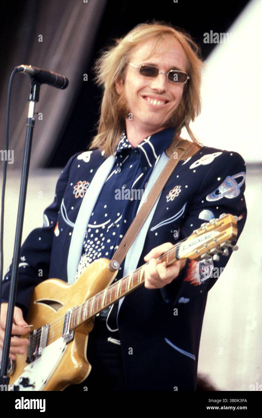 June 16, 2005 - New York, New York, U.S. - F1266.LIVE AID.VETERAN'S STADIUM PHILADELPHIA 07-13-1985.  -   TOM PETTY(Credit Image: © John Barrett/Globe Photos/ZUMAPRESS.com) Stock Photo