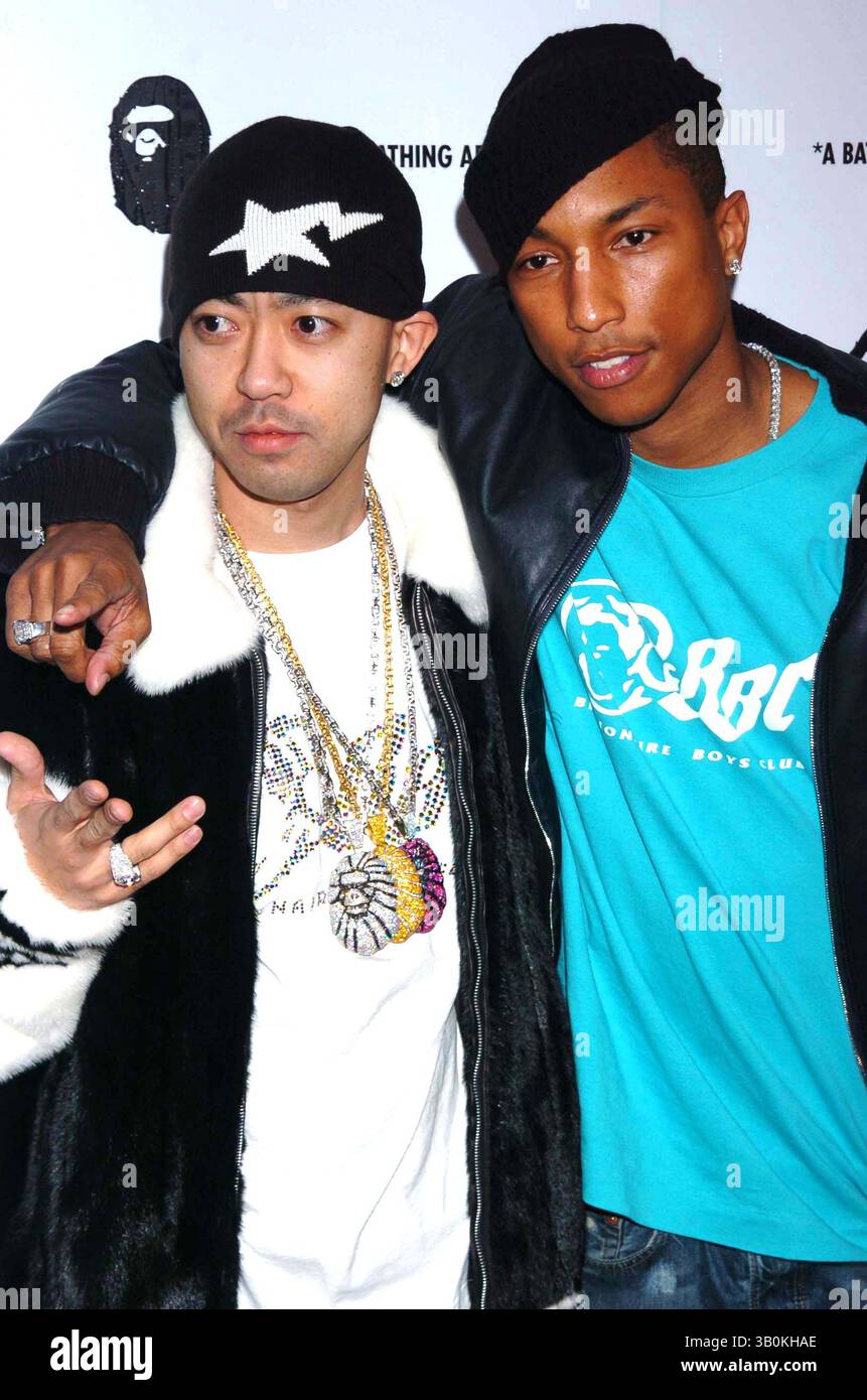 激レアi-D MAGAZINE No.289KAWS NIGO Pharrell Nigo pharrell williams store opening hi-res stock photography and