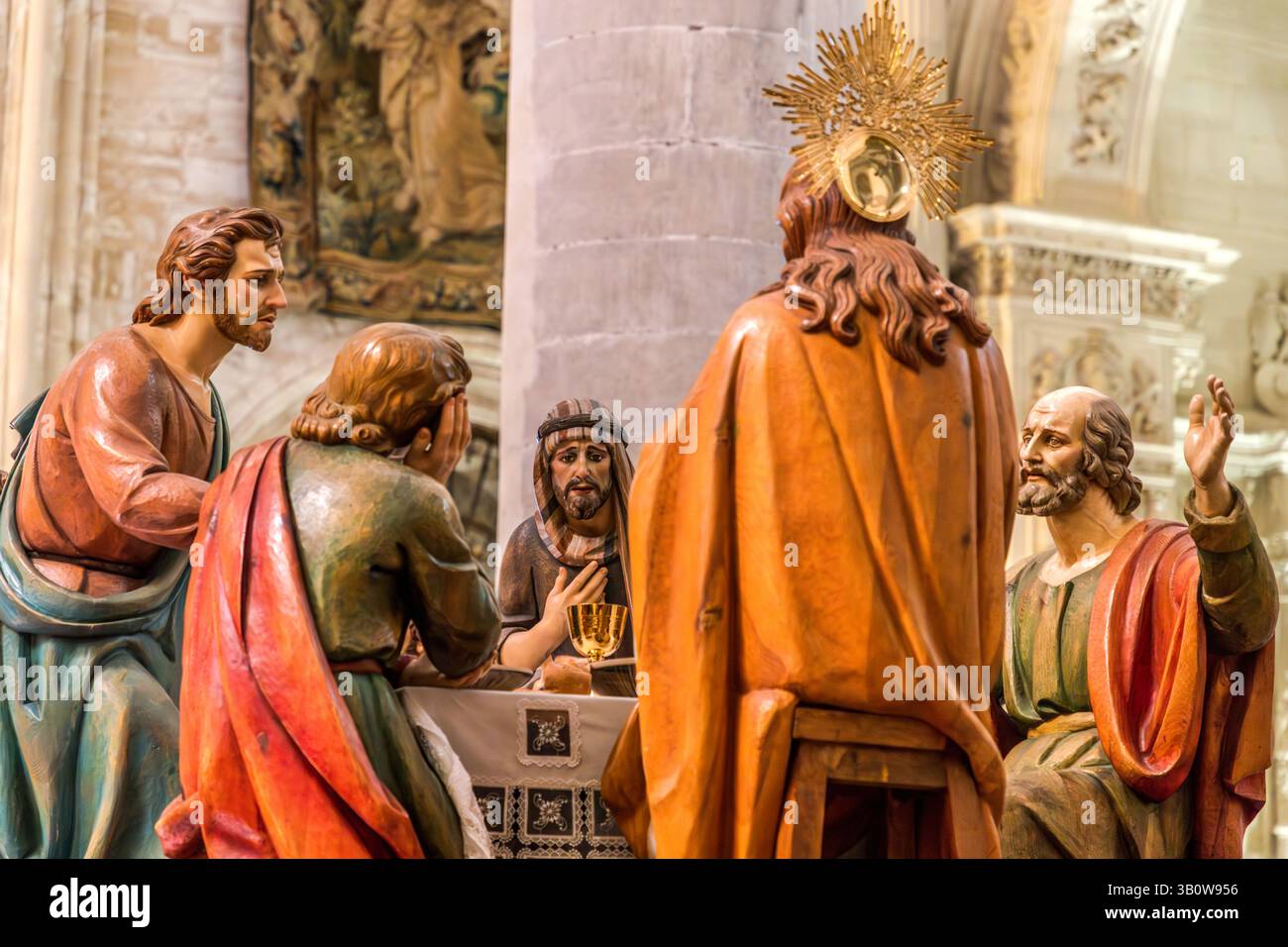 The depiction of the Last Supper scene in Cuenca Cathedral shows Jesus and his disciples eating together. On the Wednesday of Semana Santa, this paso is carried by the Hermanidad de la Santa Cena in the Procesión del Silencio. Calle San Martín A, Cuenca, Castilla-La Mancha, Spain Stock Photo