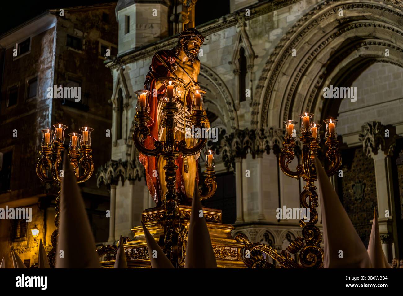 Paso of the Hermandad del Santíssiomo Ecce Homo de San Miguel shows the figure of Jesus with the crown of thorns as part of the Semana Santa procession Silencio in Cuenca.  Light from candles illuminates the statue. Bajada San Miguel, Cuenca, Castilla-La Mancha, Spain Stock Photo