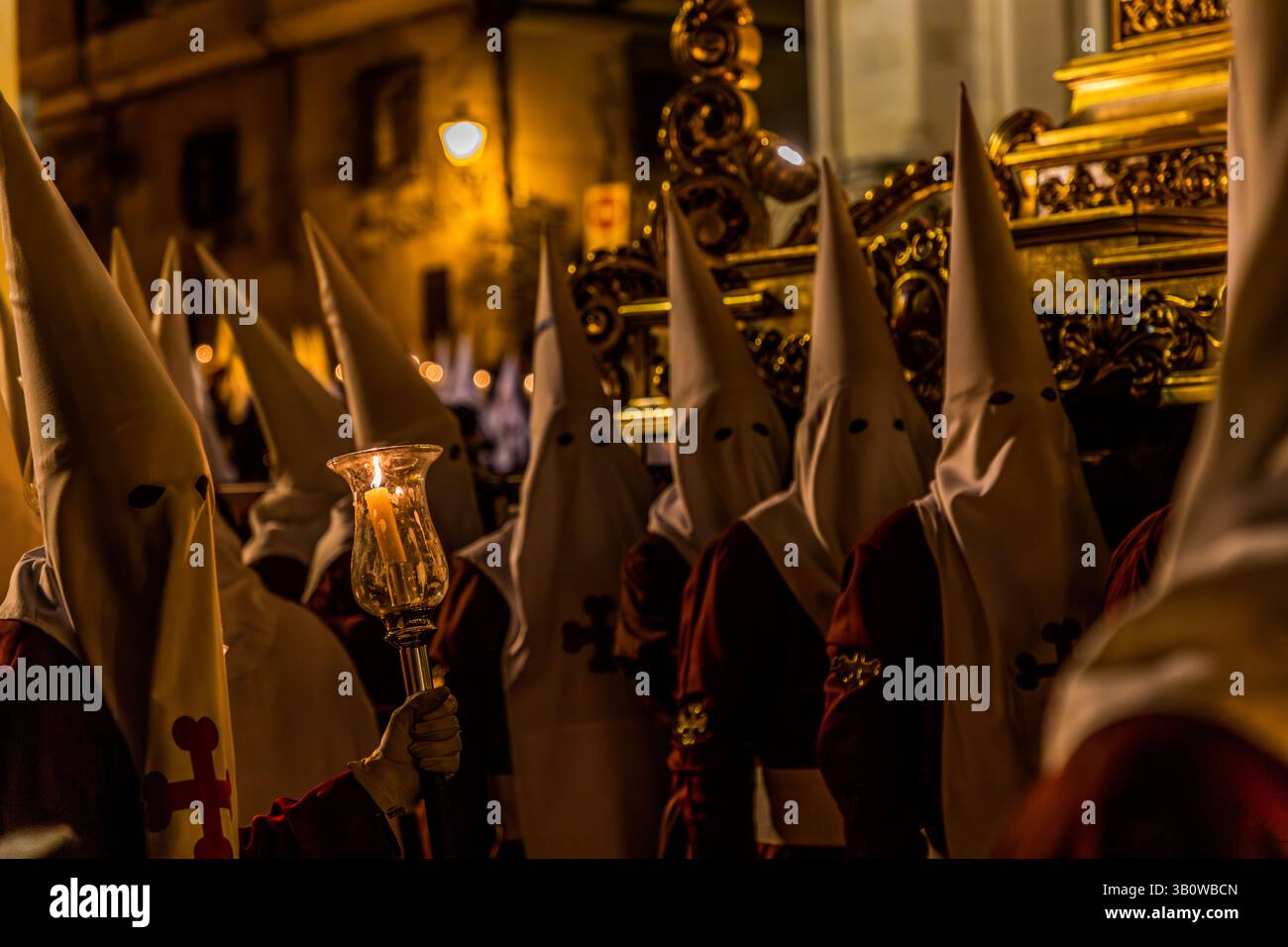 Paso of the Hermandad del Santíssiomo Ecce Homo de San Miguel shows the figure of Jesus with the crown of thorns as part of the Semana Santa procession Silencio in Cuenca.  Light from candles illuminates the statue. Bajada San Miguel, Cuenca, Castilla-La Mancha, Spain Stock Photo