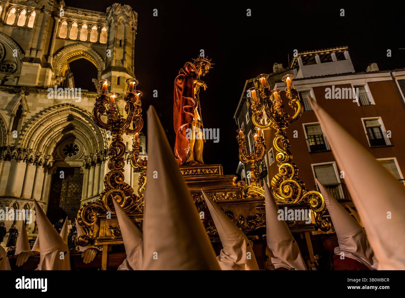 Paso of the Hermandad del Santíssiomo Ecce Homo de San Miguel shows the figure of Jesus with the crown of thorns as part of the Semana Santa procession Silencio in Cuenca. Light from candles illuminates the statue. Calle Armas, Cuenca, Castilla-La Mancha, Spain Stock Photo